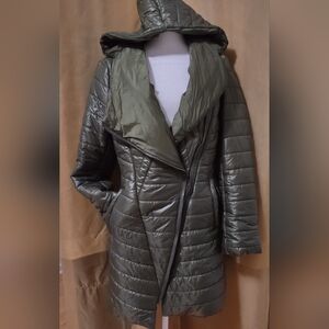 NWOT Women's hunter green winter quilted puffer coat. Diagonal zip. Size Med